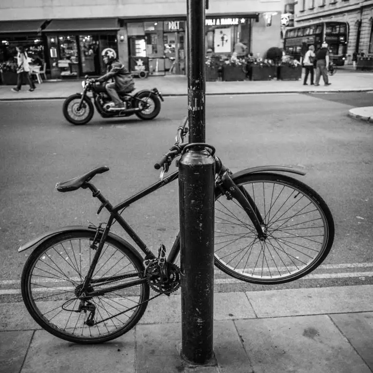 In diesem Bild wurde ein Fahrrad mit einem Bügelschloss abgesperrt. Kann auch verwendet werden um dein Motorrad vor einem Diebstahl zu schptzen.