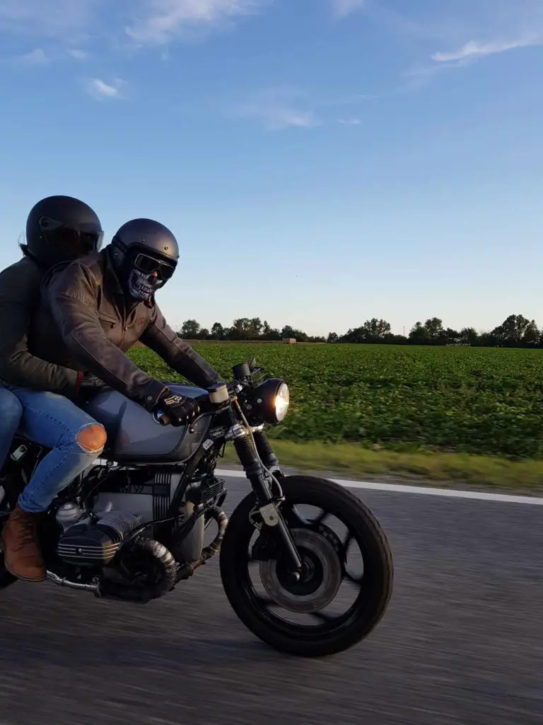 BMW R100 RT Cafe Racer 
Zweisitzer. Ausfahrt bei schönen Wetter. 