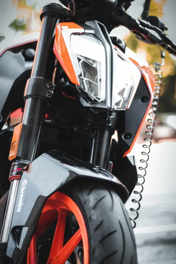 KTM mit Bremsscheibenschloss. Gut um dein Motorrad vor einem Diebstahl zu schützen.
