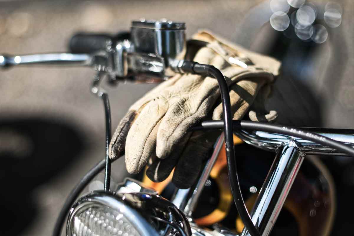 Motorrad Handschuhe auf einem Motorradlenker abgelegt