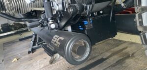 Cafe Racer mit verbauter Batterie hinter dem Getriebe. und 3 weitere Möglichkeiten