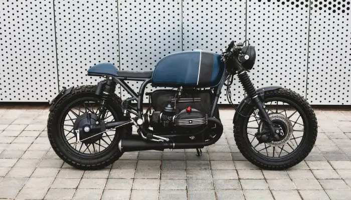 Bmw Cafe Racer blau mit höcker und batterie hinter dem getriebe versteckt