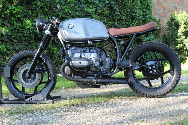 Versteckte Batterie an einem Cafe Racer únter der Schwinge