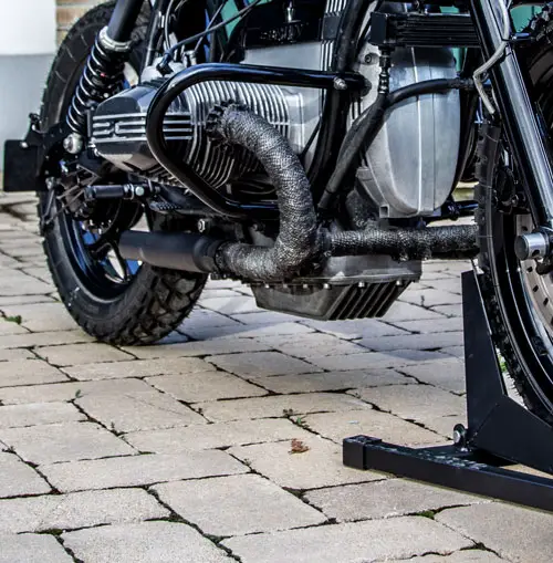 Cafe Racer BMW mit einem Hitzeschutzband über dem Auspuffkrümmer in schwarz