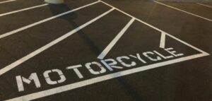 Kann ich mein Motorrad auf der Straßen abstellen? Im Bild sehen wir einen Motorradparkplatz