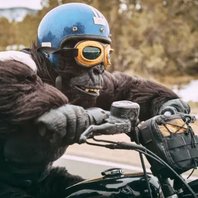 Motorradfahrer mit Anzug