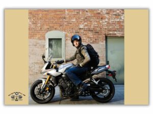 Motorrad starten. Und losfahren, nicht am Stand warmlaufen
